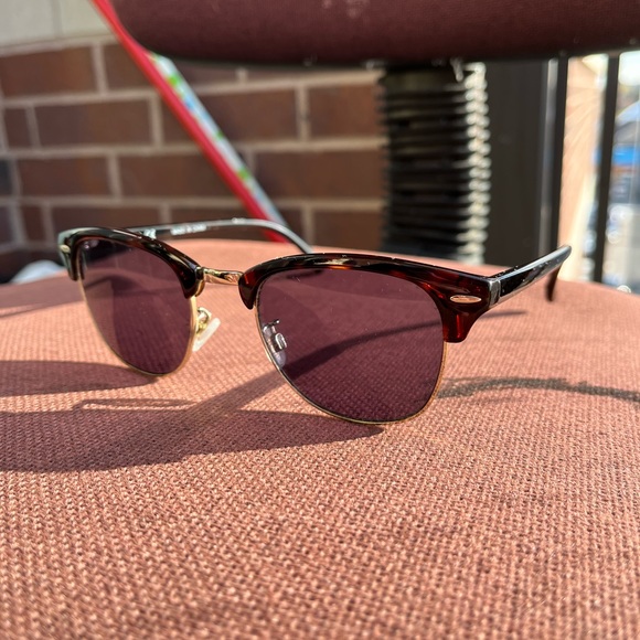 Uniqlo Sunglasses 😎 🕶️ - Picture 7 of 10